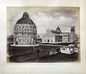 Pisa. Panorama della Piazza del Duomo.