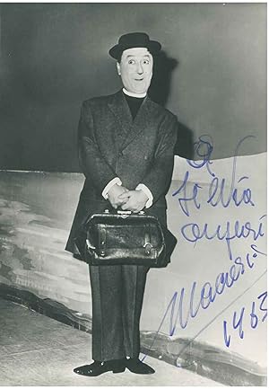 Fotografia del comico in piedi con dedica e firma autografe