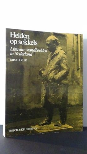 Bild des Verkufers fr Helden op sokke;ls. Literaire standbeelden in Nederland. zum Verkauf von GAMANDER ANTIQUARIAT