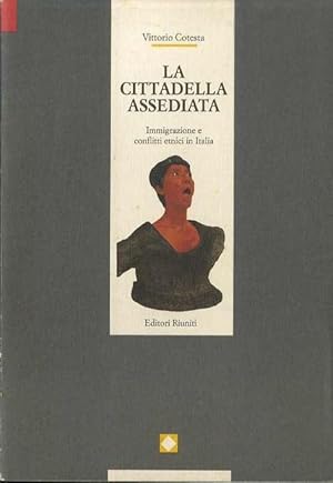 Immagine del venditore per La cittadella assediata: immigrazione e conflitti etnici in Italia. venduto da Studio Bibliografico Adige