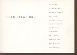 Imagen del vendedor de Foto Relations. 12 Knstler und Knstlerinnen aus der Schweiz und ihre Arbeit mit Fotografie in den 90er Jahren. a la venta por Antiquariat Bookfarm