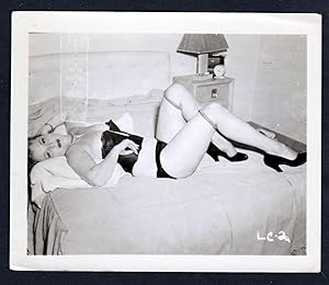 Imagen del vendedor de Unterwsche lingerie Erotik bed nude vintage Dessous pin up Foto photo Bett a la venta por Antiquariat Steffen Vlkel GmbH