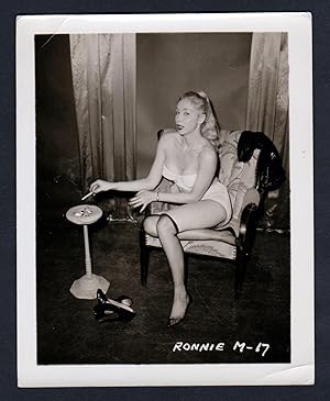 Imagen del vendedor de Unterwsche lingerie Erotik Ronnie Zigarette vintage Dessous pin up Foto photo a la venta por Antiquariat Steffen Vlkel GmbH