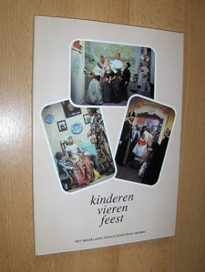 Kinderen vieren feest. Klederdrachtententoonstelling in het Nederlands Openluchtmuseum.
