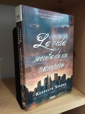 Image du vendeur pour La vida secreta de un vampiro mis en vente par Libros Antuano