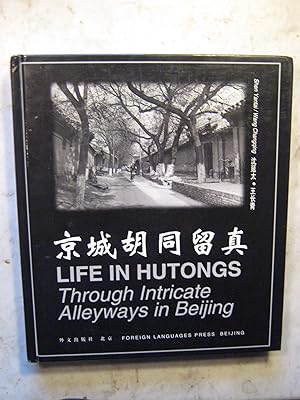 Immagine del venditore per Life in Hutongs, Through Intricate Alleyways in Beijing venduto da Craftsbury Antiquarian Books