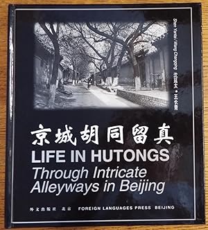 Immagine del venditore per Life in Hutongs: Through Intricate Alleyways in Beijing venduto da Mullen Books, ABAA