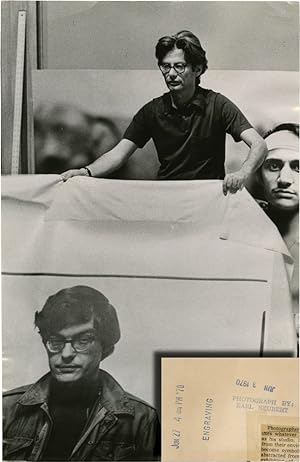 Richard Avedon holds up photograph of Rennie Davis (Original Chicago Tribune press photograph, 1970)