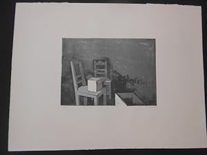 Ohne Titel. [Zwei Stühle mit Schachtel]. Schwarz- blau- graue Original- Lithographie, aus dem Jah...