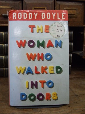 Imagen del vendedor de The Woman Who Walked into Doors a la venta por Kennys Bookstore