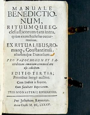 Bild des Verkufers fr [Benedictionale] : Manuale Benedictionum, Rituumque Ecclesiasticorum tam intra, quam extra Ecclesias occurrentium. Ex Ritualibus, Romano, Constantiensi, aliarumque Dioecesium. Pro Parochorum et Sacerdotum omnium commodiore usu collectum. Editio Tertia; Prioribus long auctior. Cum Indice  fronte. zum Verkauf von Franz Khne Antiquariat und Kunsthandel