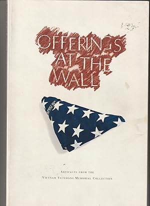 Immagine del venditore per Offerings at the Wall : Artifacts from the Vietnam Veterans Memorial Collection venduto da Ray Dertz