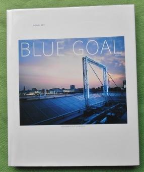 Blue Goal. Hamburg. Lichtkunst Michael Batz. Fotografie Leif Schmodde.