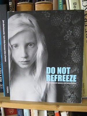 Immagine del venditore per Do Not Refreeze: Photography Behind the Berlin Wall venduto da PsychoBabel & Skoob Books