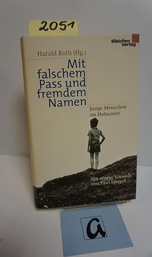 Bild des Verkufers fr Mit falschem Pass und fremdem Namen. Junge Menschen im Holocaust. zum Verkauf von AphorismA gGmbH