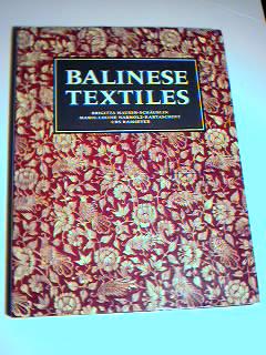 Bild des Verkufers fr Balinese Textiles zum Verkauf von best books