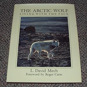 Immagine del venditore per The Arctic wolf: Living with the Pack venduto da The Pine Tree