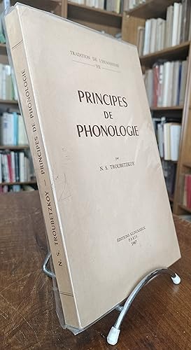 Principes de phonologie, traduction de J. Cantineau.