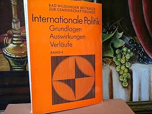 Image du vendeur pour Internationale Politik. Grundlagen, Auswirkungen, Verlufe. Unter Mitarbeit von W. Abendroth, E. O. Czempiel, W. Fricke, G. Gutmann, W. Manshard, J. Mck, C. Schott, E. Theilen. mis en vente par Antiquariat im Schloss