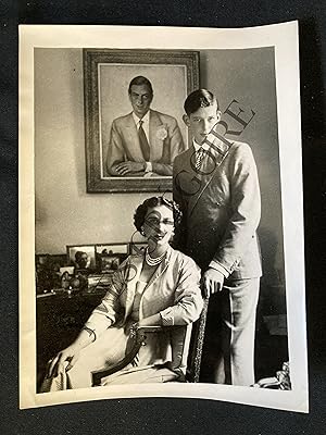 PHOTOGRAPHIE DE LA DUCHESSE DE KENT ET DE SON FILS EDOUARD PAR CECIL BEATON