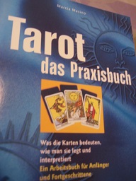Bild des Verkufers fr Tarot das Praxisbuch Was die Karten bedeuten, wie man sie legt und interpretiert zum Verkauf von Alte Bcherwelt