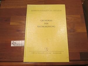 Image du vendeur pour Grundriss der Raumordnung. Akad. fr Raumforschung u. Landesplanung. Mitglieder d. Red.-Ausschusses Heinrich Hunke (Leiter) . mis en vente par Antiquariat im Kaiserviertel | Wimbauer Buchversand