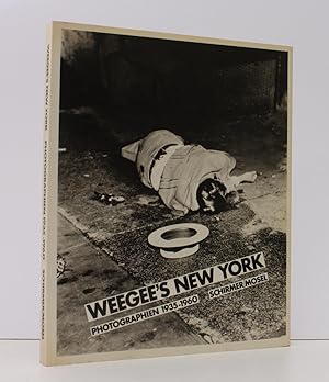 Imagen del vendedor de Weegee's New York. 335 Photographien 1935-1960 mit einem autobiographischen text aus dem amerikanischen von Reinhard Kaiser. [First Paperback Edition]. a la venta por Island Books
