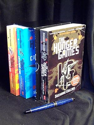 Seller image for The hunger games (Trilogie) - Volume two: Catching fire. + Volume tree: Mockingjay - for sale by Erlbachbuch Antiquariat