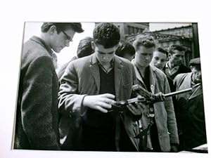 Originalfoto Gerd Kreutschmann. Nachkriegszeit Berlin. Männer mit Waffen