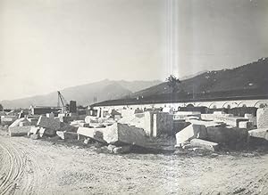 Fotografia originale d'un deposito di blocchi di marmo a Carrara. Mm. 190x255. Primi anni del '90...