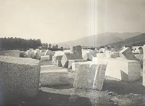 Fotografia originale d'un deposito di blocchi di marmo a Carrara. Raffigura una distesa di blocch...