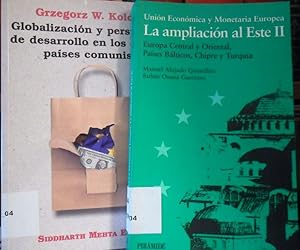 Seller image for GLOBALIZACIN Y PERSPECTIVAS DE DESARROLLO EN LOS ANTIGUOS PASES COMUNISTAS + LA AMPLIACIN AL ESTE II Europa Central y Oriental, Pases blticos, Chipre y Turqua (2 libros) for sale by Libros Dickens