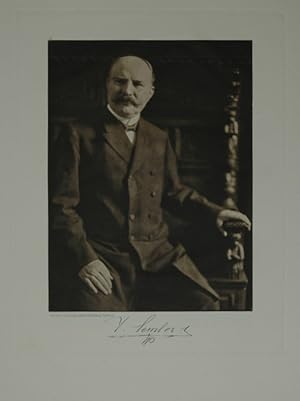 Fotoportrait in Photogravüre. Halbfigur sitzend en face, unten mit faksimiliertem Namenszug. Aufn...