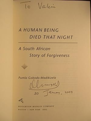 Image du vendeur pour A Human Being Died That Night - A South African Story of Forgiveness mis en vente par Tangible Tales