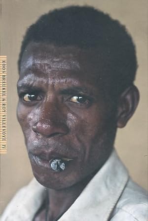 Imagen del vendedor de T. [Photographs. Papua New Guinea]. Essays: Tijs Goldschmidt & Hans den Hartog Jager a la venta por Fundus-Online GbR Borkert Schwarz Zerfa