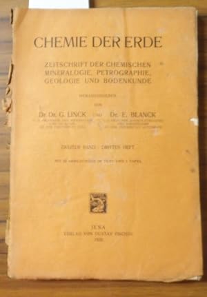 Image du vendeur pour Chemie der Erde. Zweiter ( 2. ) Band, drittes ( 3. ) Heft. Zeitschrift der chemischen Mineralogie, Petrographie, Geologie und Bodenkunde. Inhalt: Alfred Meyer - ber einige Zusammenhnge zwischen Klima und Boden in Europa (hierzu Karte VIII) / E. Blanck, S. Passarge und A. Rieser: ber Krustenbden und Krustenbildungen wie auch Roterden, insbesondere ein Beitrag zur Kenntnis der Bodenbildungen Palstinas / W. Meigen: Chemische Untersuchungen ber Kalksteine. mis en vente par Antiquariat Carl Wegner