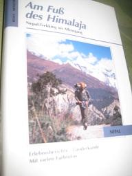 Bild des Verkufers fr Am Fu des Himalaja Nepal-Trekking im Alleingang zum Verkauf von Alte Bcherwelt