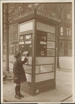 Das kleinste Postamt Berlins. The smallest Post-office in Berlin. Pressephoto der Agentur Keystone.