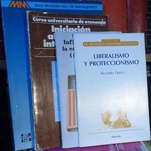 Seller image for EL MUNDO SIN FRONTERAS Poder y estrategia en la economa entrelazada + INFLACIN Y CRISIS EN LA ECONOMA MUNDIAL (Hechos y teoras) + INICIACIN AL COMERCIO INTERNACIONAL + LIBERALISMO Y PROTECCIONISMO (CON SUBRAYADOS) 4 libros for sale by Libros Dickens