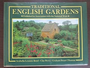 Bild des Verkufers fr Tradional English Gardens. Photographs by Clay Perry. Foreword by Graham Stuart Thomas. zum Verkauf von Antiquariat Maralt