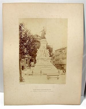 [Photographie originale]. Monument Commémoratif de la réunion du Comtat-Venaissin à la France. Ti...