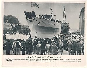 Seller image for Serie 1008 a, 7.9.32 - Aktueller Bilderdienst Verlag J. J. Weber, Leipzig - H.M.S. Guardian luft vom Stapel. Auf der berhmten Kriegsschiffwerft Chatham fand die Weihe des neuesten Kriegsschiffes Guardian statt. Im Bild: Die letzten Trossen werden losgeworfen. for sale by GAENSAN Versandantiquariat