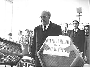 Fotografia originale: Roma 7/5/72, Primag giornata di votazioni in Italia per il rinnovo del parl...