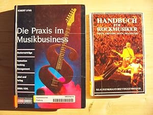 Bild des Verkufers fr Zwei Bcher: 1. Handbuch fr Rockmusiker. Infos, Erfahrungen, Praxistips ; 2. Die Praxis im Musikbusiness zum Verkauf von Versandantiquariat Manuel Weiner