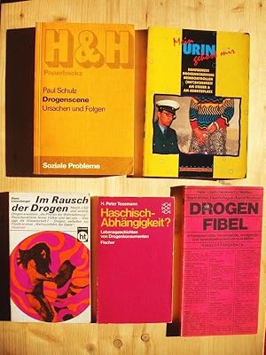 Bild des Verkufers fr Konvolut mit fnf Bcher: 1. Drogenscene. Ursachen und Folgen ; 2. Drogen-Fibel - Information ber beruhigende, anregende und bewutseinsverndernde Mittel ; 3. Im Rausch der Drogen. Hasch, LSD und andere Drogen ; 4. Haschisch - Abhngigkeit? Lebensgeschichten von Drogenkonsumenten ; 5. Mein Urin gehrt mir. Hanfgenu, Drogenscreening, Urinkontrollen, (Un?-)Sicherheit am Steuer & Arbeitsplatz. zum Verkauf von Versandantiquariat Manuel Weiner