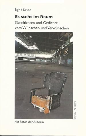 Bild des Verkufers fr Es steht im Raum. Geschichten und Gedichte vom Wnschen und Verwnschen. Mit Fotos der Autorin. zum Verkauf von Antiquariat-Plate