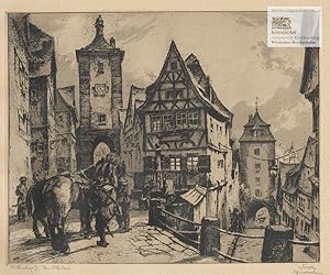 Rothenburg ob der Tauber. Am Plönlein. Ansicht der Altstadt von Rothenburg mit Soldaten, die vor ...