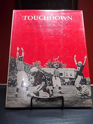 Bild des Verkufers fr Touchdown: A Pictorial History of the Georgia Bulldogs zum Verkauf von The Book Lady Bookstore