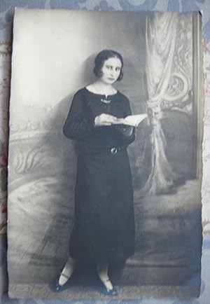 CPA photographie Femme élégante lectrice avec son livre vers 1930 mode vintage