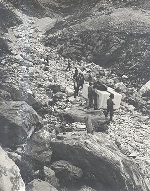 Fotografia originale d'una cava di marmo a Carrara. Raffigura il trasporto d'un blocco di marmo l...